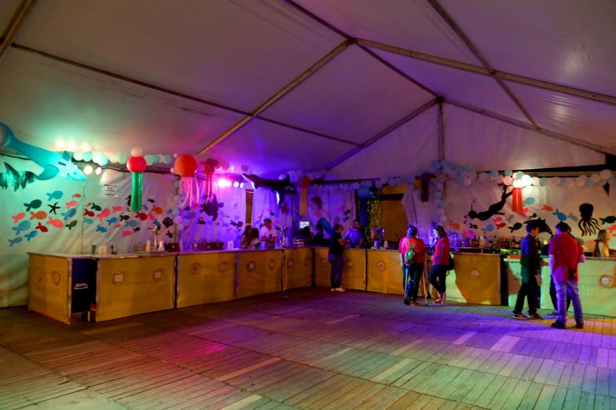 Vista general de caseta con iluminación festiva