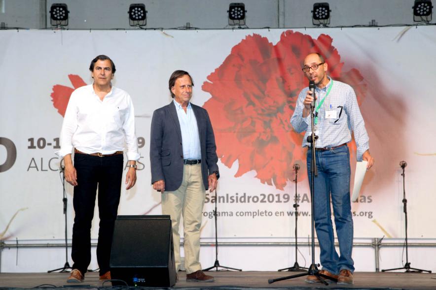 Presentador del evento con miembros del ayuntamiento en el escenario 