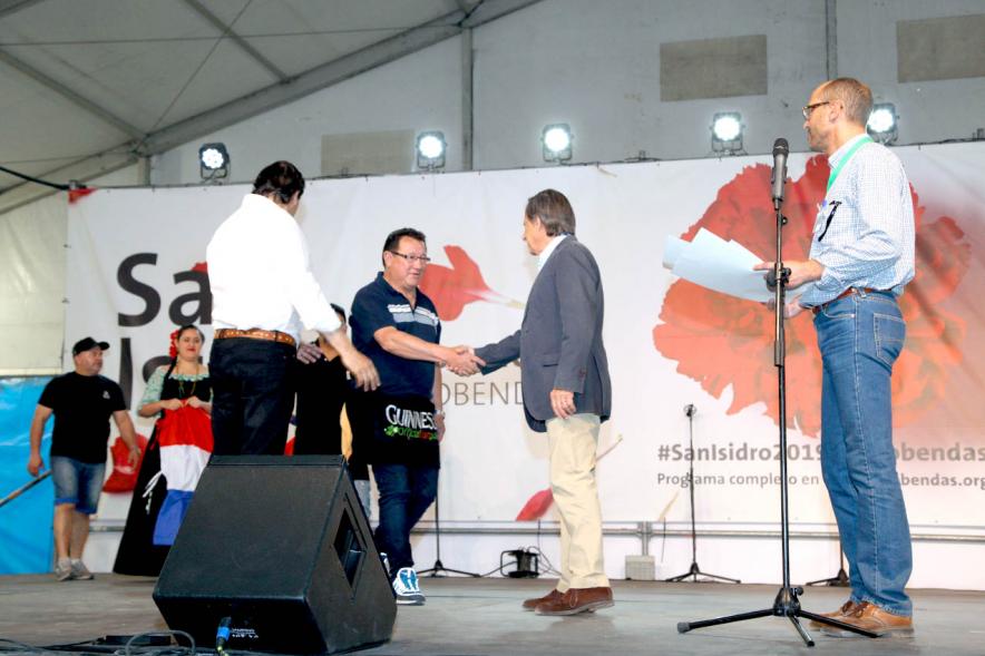Alcalde García De Vinuesa saludando a los premiados