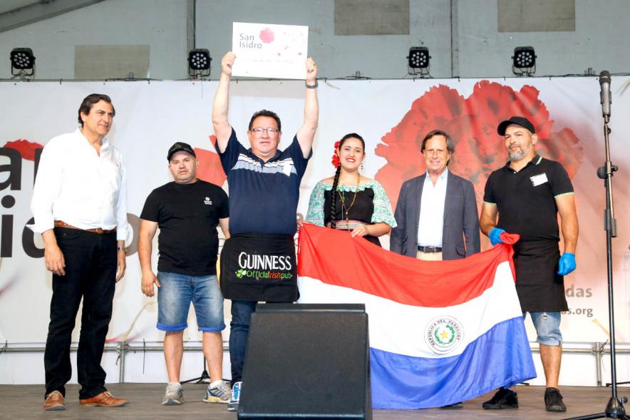 Representantes de la caseta de Paraguay recogiendo premio