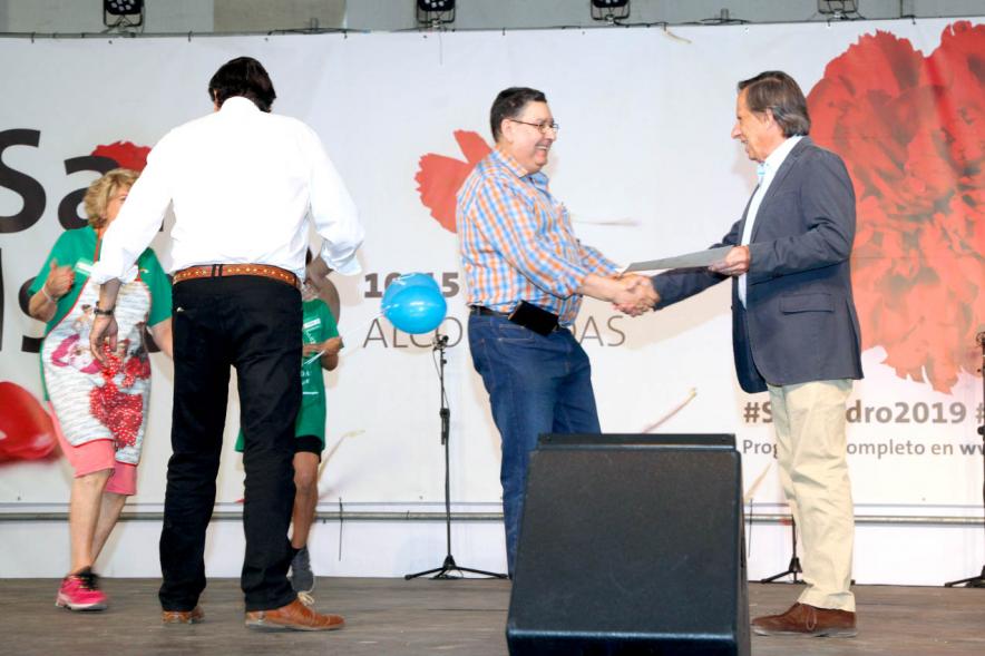 Personalidades del ayuntamiento con los premiados de la Asociación andaluza