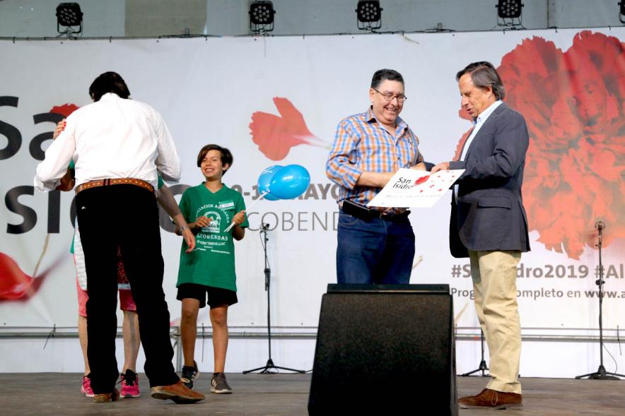 Miembros del ayuntamiento hacen entrega del premio