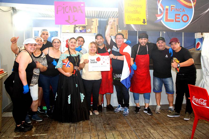 Equipo de trabajo de la caseta premiada de Paraguay