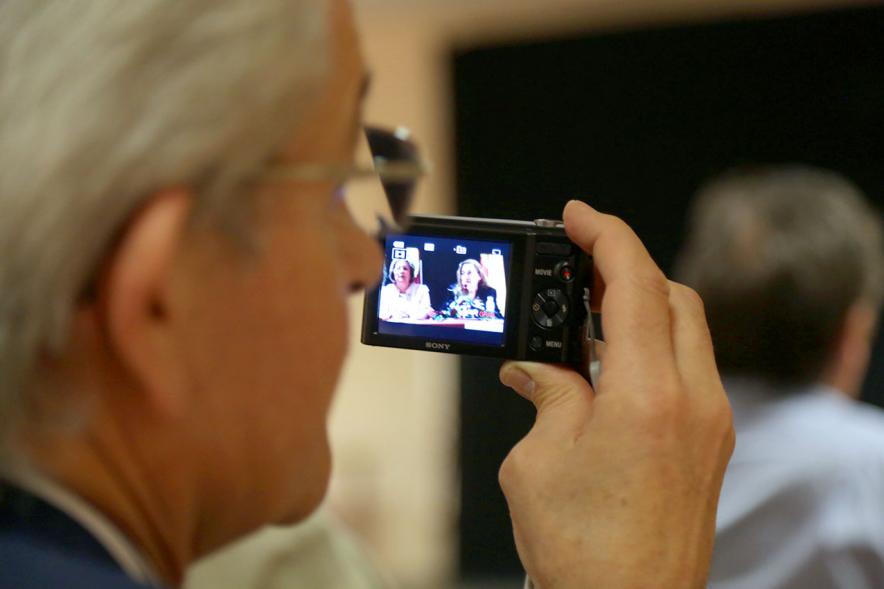 Inauguración Semana Cultural de Castilla La Mancha - Imagen de persona haciendo una foto del acto.