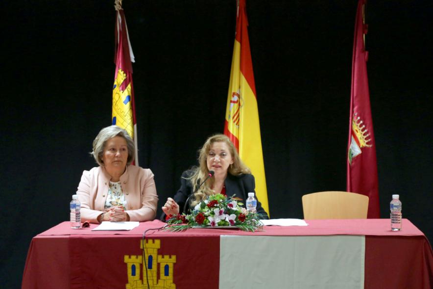 Inauguración Semana Cultural de Castilla La Mancha - Imagen de dos mujeres en la mesa presidencial y una de ellas dirigiéndose al público.