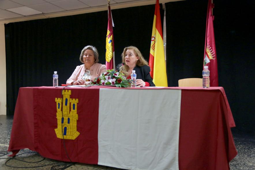 Inauguración Semana Cultural de Castilla La Mancha - Imagen de dos mujeres en la mesa presidencial y una de ellas dirigiéndose al público.