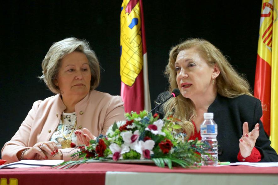 Inauguración Semana Cultural de Castilla La Mancha - Imagen de primer plano de las dos conferenciantes.