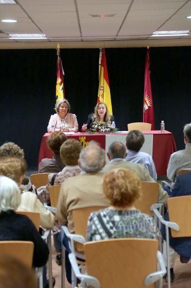 Inauguración Semana Cultural de Castilla La Mancha - Imagen vista general del lugar donde se desarrolla el acto, del público asistente y al fondo a las conferenciantes.