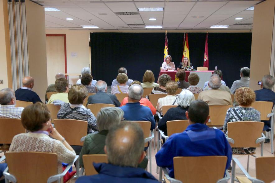 Inauguración Semana Cultural de Castilla La Mancha - Imagen vista general del lugar donde se desarrolla el acto, del público asistente y al fondo a las conferenciantes.