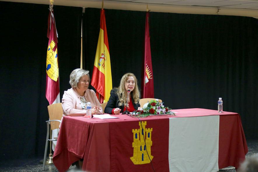 Inauguración Semana Cultural de Castilla La Mancha - Imagen de primer plano de las dos conferenciantes.