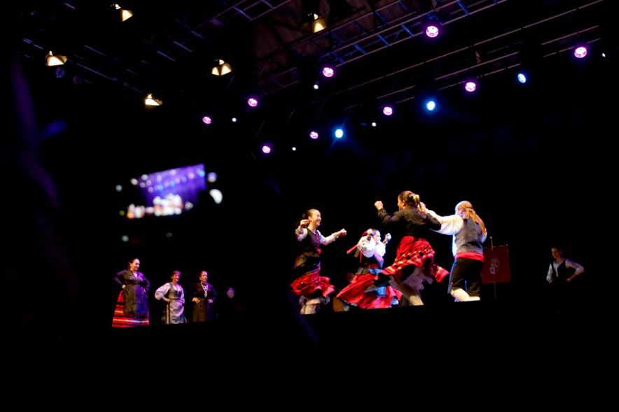 Fiesta de la Comunidad de Castilla y Leon - Festival Folklórico 2018 - Dos pantallas sobre el escenario con el festival. 