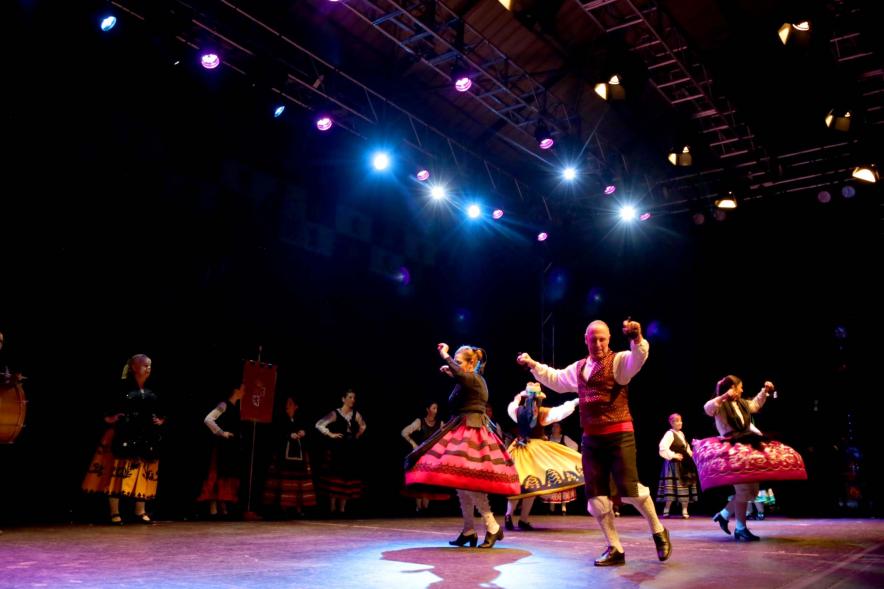 Fiesta de la Comunidad de Castilla y Leon - Festival Folklórico 2018 - Imagen del escenario con un grupo folclórico bailando