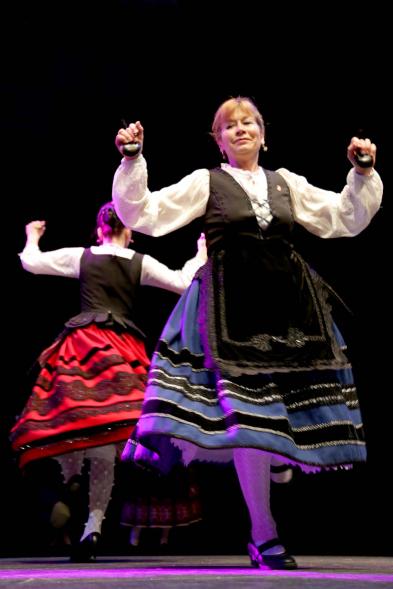 Fiesta de la Comunidad de Castilla y Leon - Festival Folklórico 2018 - Imagen de  dos bailarinas regionales. 