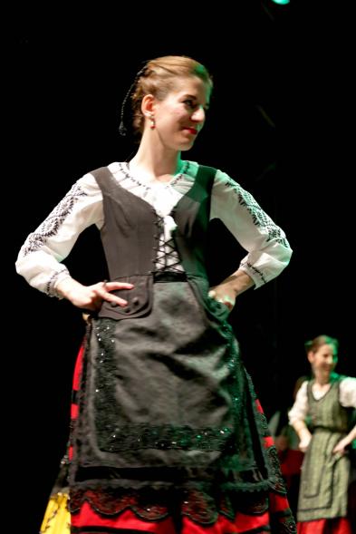 Fiesta de la Comunidad de Castilla y Leon - Festival Folklórico 2018 - Imagen de una joven con el traje regional.