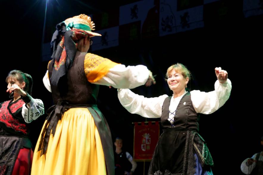 Fiesta de la Comunidad de Castilla y Leon - Festival Folklórico 2018 - Imagen de dos bailarinas regionales.