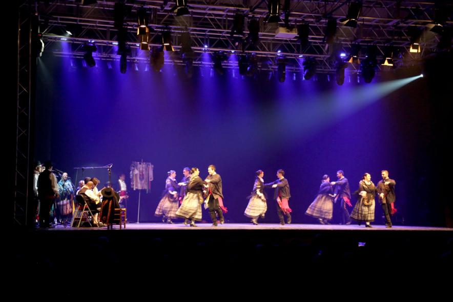 Festival Floklórico del Día de Castilla y León - Imagen de la actuación del grupo floklórico en el escenario, visto de lejos.