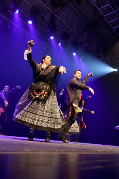 Festival Floklórico del Día de Castilla y León - Imagen de un momento de la actuación de una pareja del grupo floklórico.