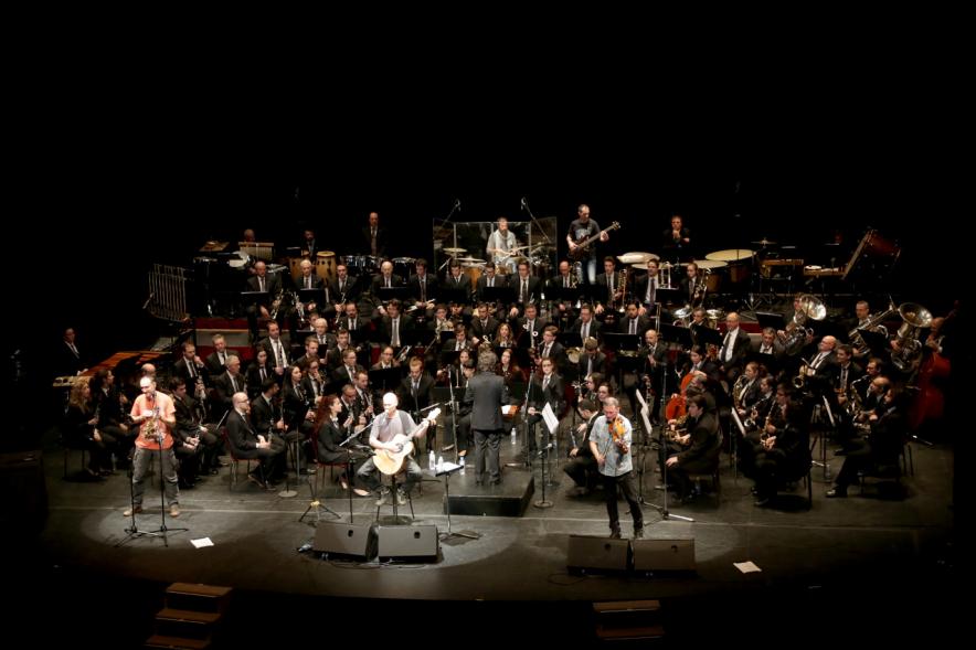 Concierto de Celtas Cortos con la Orquesta en el TACA -  La orquesta y los Celtas Cortos sobre el escenario..