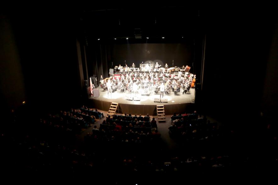 Concierto de Celtas Cortos con la Orquesta en el TACA -   El grupo y la orquesta en el escenario.