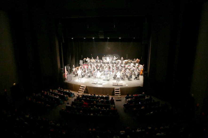 Concierto de Celtas Cortos con la Orquesta en el TACA - El grupo y la orquesta en el escenario. 