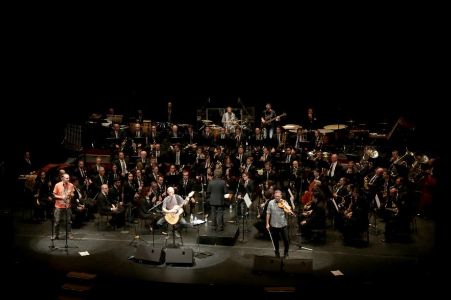 Concierto de Celtas Cortos con la Orquesta en el TACA - El grupo y la orquesta en el escenario.