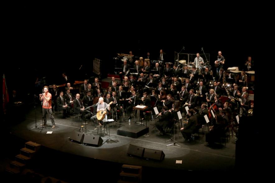 Concierto de Celtas Cortos con la Orquesta en el TACA -  El grupo y la orquesta actuando.