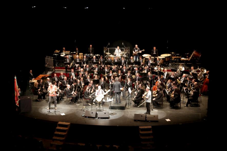Concierto de Celtas Cortos con la Orquesta en el TACA -  El grupo y la orquesta actuando.