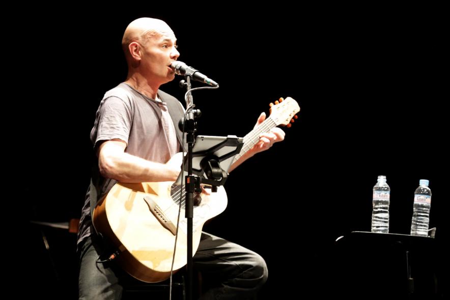 Concierto de Celtas Cortos con la Orquesta en el TACA -   El cantante.