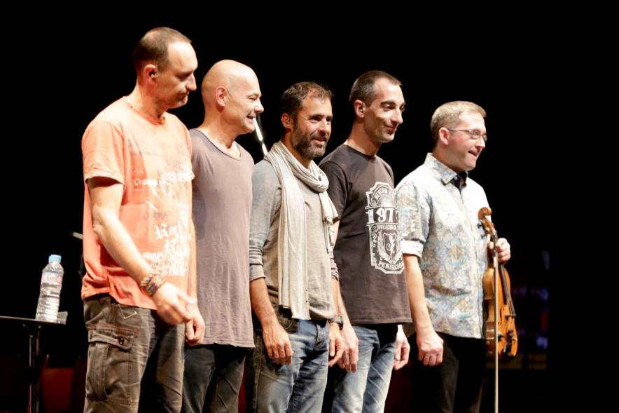 Concierto de Celtas Cortos con la Orquesta en el TACA - Saludo del grupo.