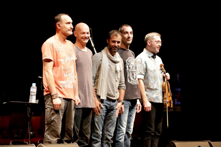 Concierto de Celtas Cortos con la Orquesta en el TACA -  Saludo fin de la actuación.