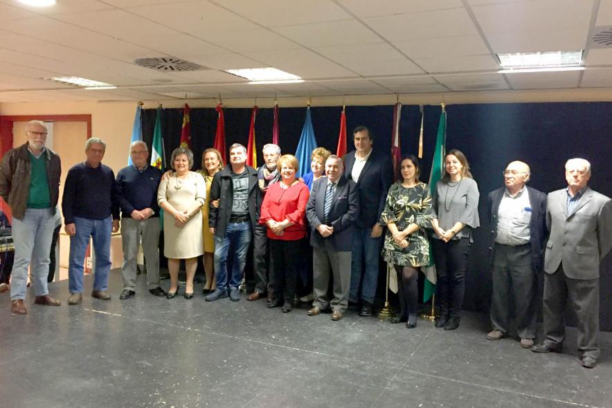 XVIIº Certamen de Poesía de las Casas Regionales - Posado de todos los participantes junto a Fernando Martinez, concejal de cultura.