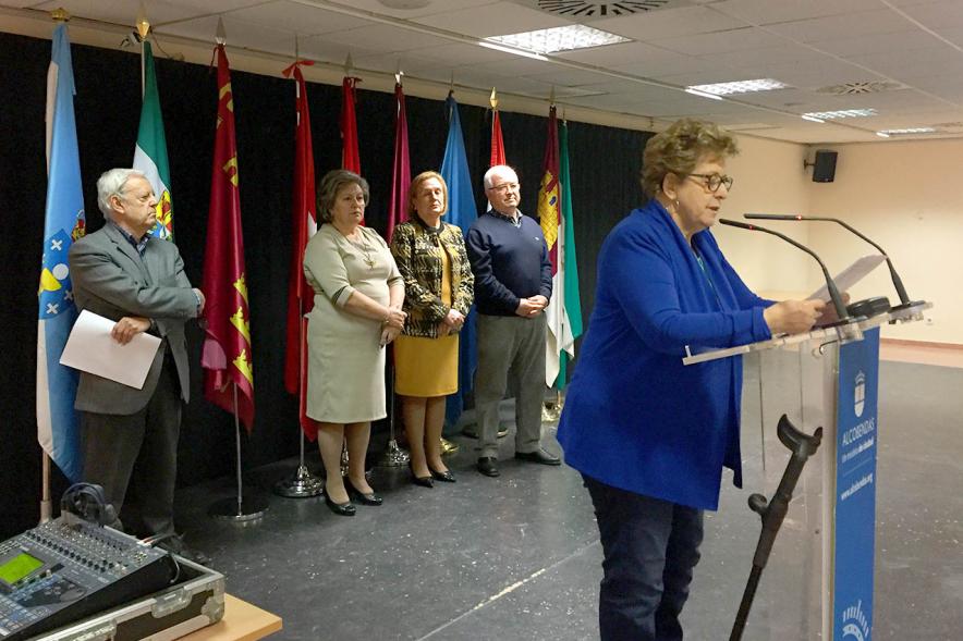 XVIIº Certamen de Poesía de las Casas Regionales -  Plano lateral de una autora leyendo  junto a otros autores.