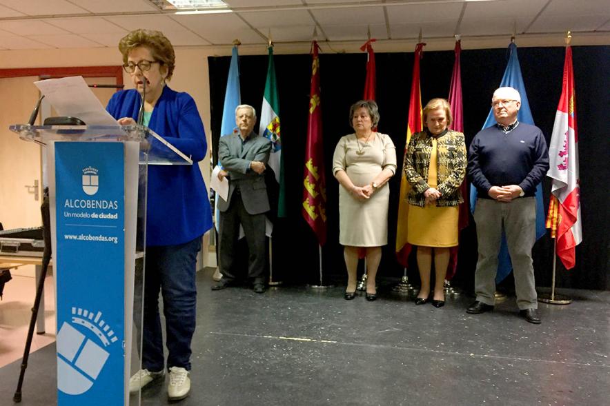 XVIIº Certamen de Poesía de las Casas Regionales - Primer plano de una autora leyendo su  obra.