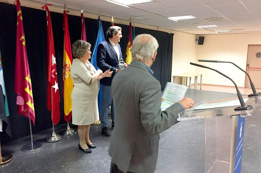 XVIIº Certamen de Poesía de las Casas Regionales - Plano lateral de un autor leyendo  junto a Fernando  Martínez , concejal de cultura.