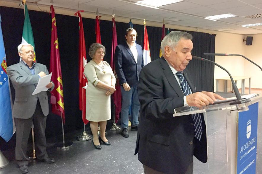 XVIIº Certamen de Poesía de las Casas Regionales - Primer plano de un autor leyendo  junto a Fernando  Martínez , concejal de cultura.