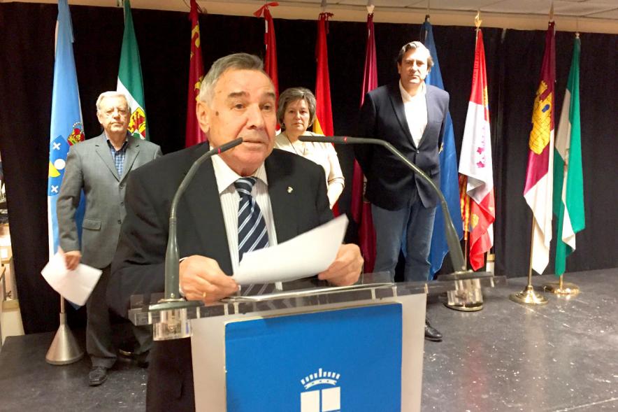 XVIIº Certamen de Poesía de las Casas Regionales - Primer plano de un autor leyendo  junto a Fernando  Martínez , concejal de cultura.