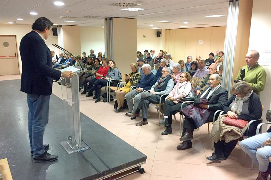 XVIIº Certamen de Poesía de las Casas Regionales -Imagen de Fernando Martínez, concejal de cultura,  dirigiéndose a los  participantes.