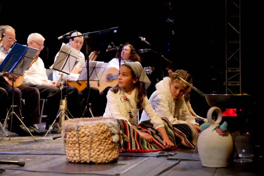 Niñas y músicos de grupo participante. Certamen de Villancicos Castellano Manchegos -2019