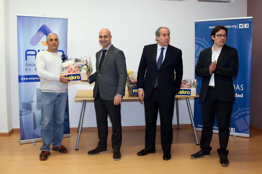 Entrega de Cestas de la Campaña "Días de Guiso y Cuchara" -   Recogida de premios.
