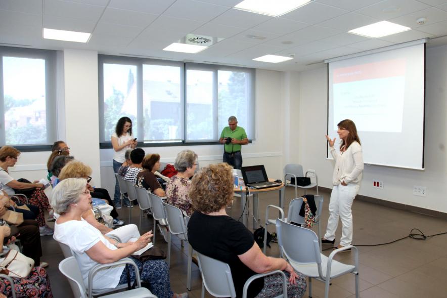 Charla sobre Maltrato a Mayores en Centro de Mayores de Urbanizaciones - La oradora con el público.