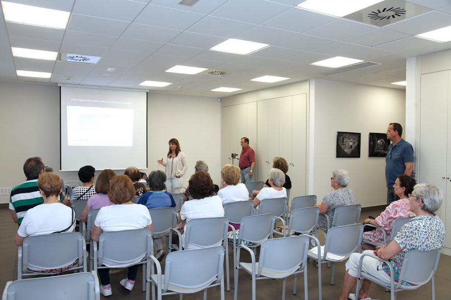 Charla sobre Maltrato a Mayores en Centro de Mayores de Urbanizaciones - El público asistente.