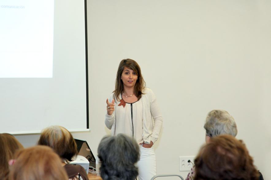 Charla sobre Maltrato a Mayores en Centro de Mayores de Urbanizaciones - La oradora con el publico.