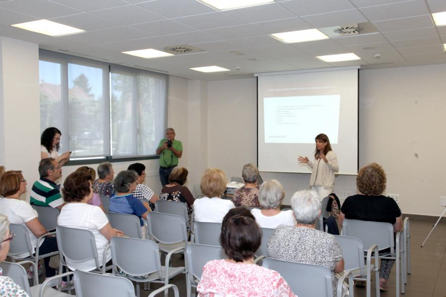 Charla sobre Maltrato a Mayores en Centro de Mayores de Urbanizaciones -  La oradora con el publico.