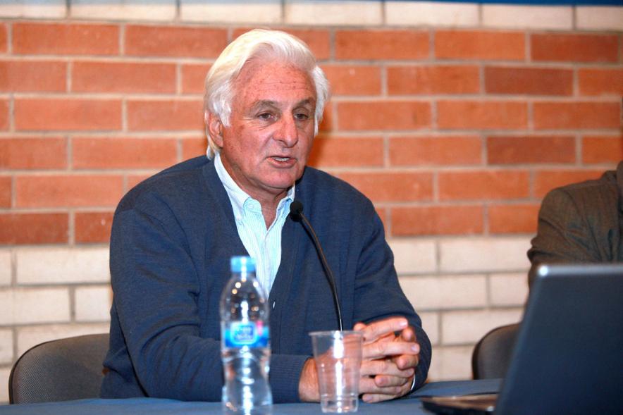 Charla del Dr. Roberto Canesa .