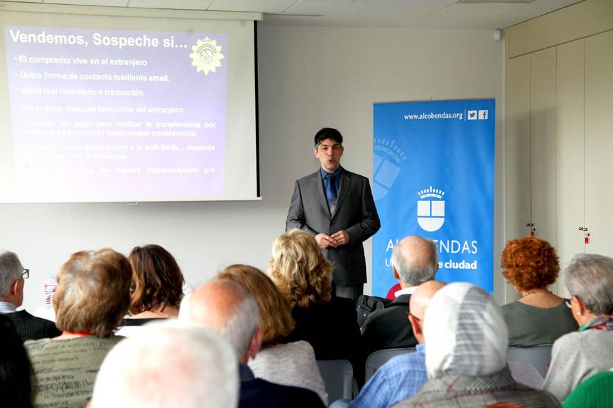Mayores recibiendo una charla. Compra Seguro en Internet.