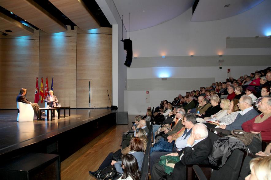 Vista general de los ponentes y asistentes a la charla. 