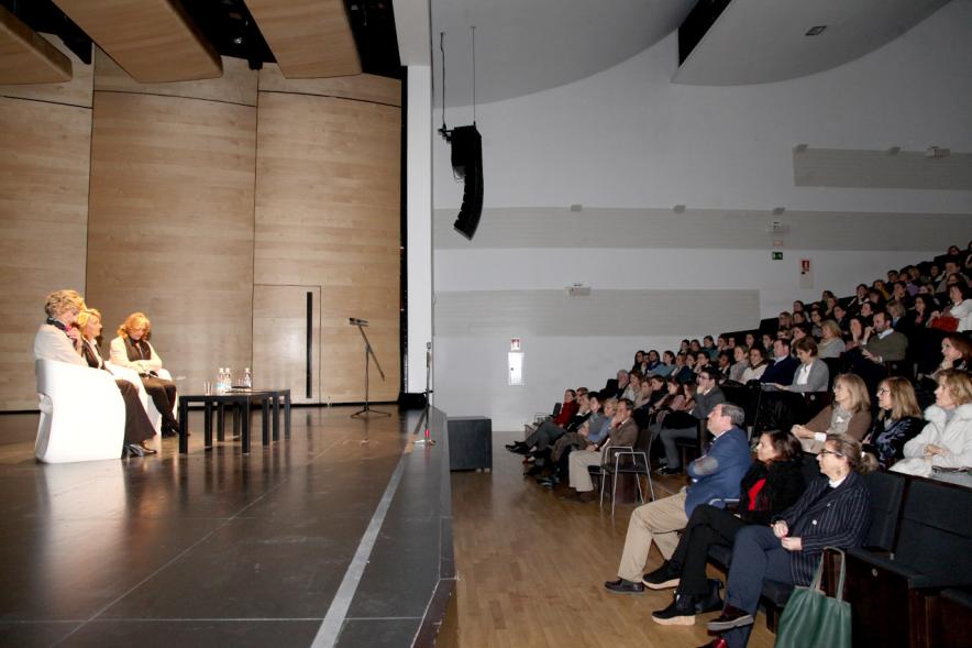 Charla "Tienen Algo que Decirte" - Plano lateral del anfiteatro y el escenario.