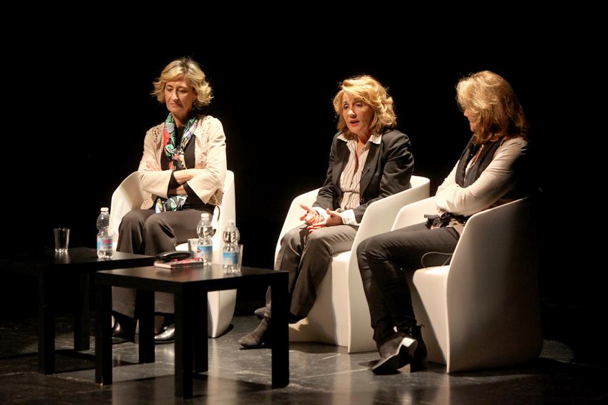 Charla "Tienen Algo que Decirte" - Primer plano del escenario con las ponentes.