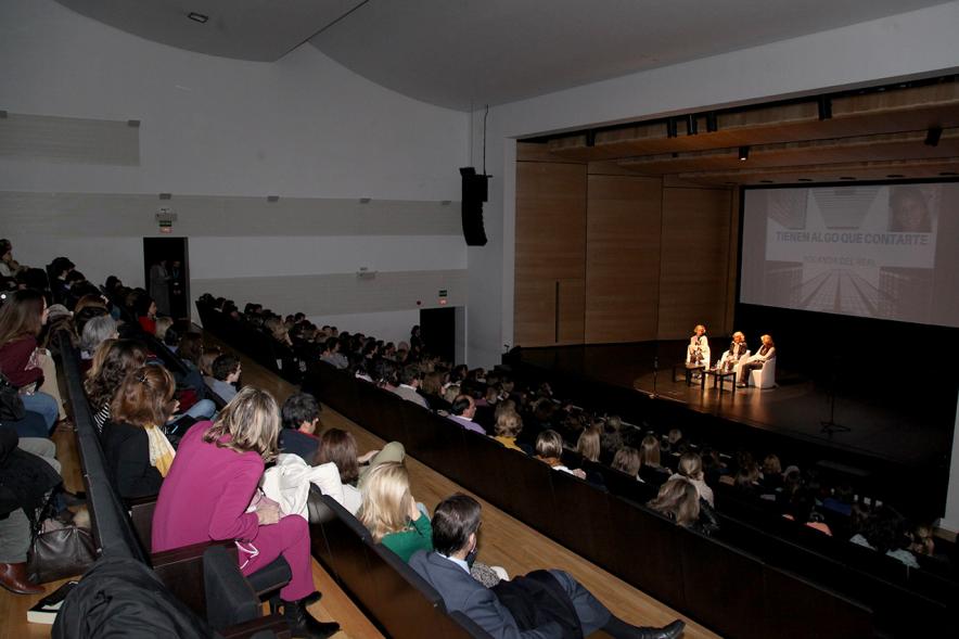 Charla "Tienen Algo que Decirte" - Plano lateral del publico del teatro y parte del escenario.