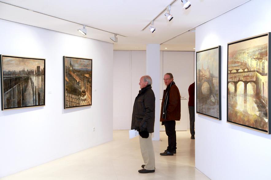 Inauguración Exposición de Charo Vaquerizo "Visiones Urbanas" - Imagen de personas mirando los cuadros de la exposición.